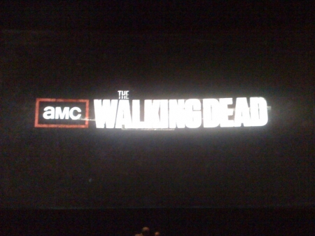 [url=https://twitter.com/Stana_Katic/status/121050488371290112]@Stana_Katic[/url] Telão na premiere de "The Walking Dead". Zumbis em 3... 2... 1...
Palavras chave: The Walking Dead;eventos;2011;Twitter