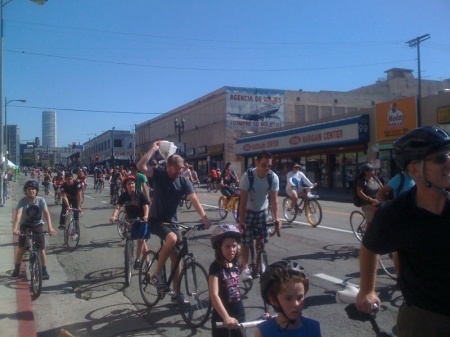 [url=https://twitter.com/Stana_Katic/status/123565651397836801]@Stana_Katic[/url] Ótimo domingo, aproveitando a ciclovia de LA. Maravilhoso ver a comunidade aproveitando a cidade de suas biciletas. @CicLAvia
Palavras chave: Los Angeles;LA;ATP;2011;Twitter