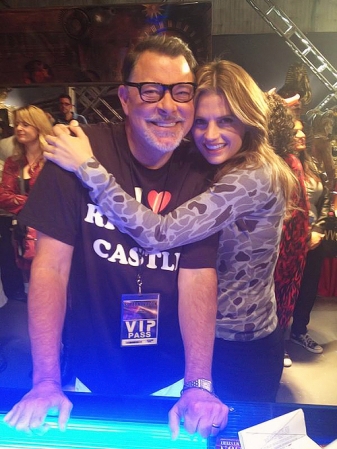 [url=https://twitter.com/Stana_Katic/status/265651399042420737]@Stana_Katic[/url] Spoiler: bastidores com o diretor do episódio de hoje @jonathansfrakes. Adoro o nº1. Beijo, S
Palavras chave: Jonathan Frakes;bastidores;bts;The Final Frontier;Castle;Twitter;2012