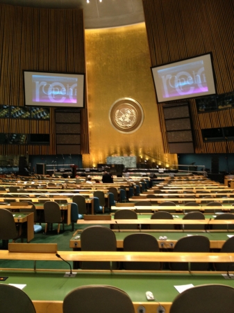 [url=https://twitter.com/Stana_Katic/status/290955605148061696]@Stana_Katic[/url] Privilégio incrível estar sentada na sala da Assembleia Geral da ONU esta noite. Feliz ano novo, Sr. Jeremici!
Palavras chave: ONU;NY;Nova York;Twitter;2013