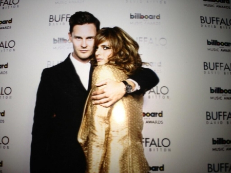 [url=https://twitter.com/Stana_Katic/status/336330541009879040]@Stana_Katic[/url] Com @twpphoto em #Vegas 
Palavras chave: Tyler Parker;Twitter;2013;Billboard Music Awards