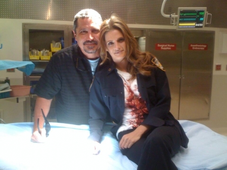 [url=https://twitter.com/Stana_Katic/status/392333116800397312]@Stana_Katic[/url]: Encerrei um grande episódio com o diretor Bobby Bowbucket (também conheido como Rob Bowman). Difícil, mas divertido. #AmoMeuTrabalho #Castle bastidores antigo
Palavras chave: Twitter;2013;Castle;4x01;4.01;s04e01;Rise;Rob Bowman