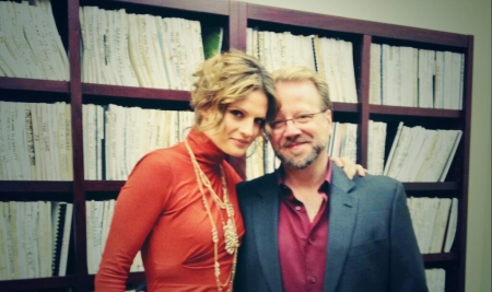 [url=https://twitter.com/Stana_Katic/status/438508391049068546]@Stana_Katic[/url]: Bastidores com o roteirista/criador/produtor executivo @AndrewWMarlowe em sua antiga faculdade, USC.
Palavras chave: Twitter;2012;Andrew Marlowe;USC;An Evening With ABC&#039;s Castle