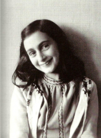 [url=https://twitter.com/Stana_Katic/status/521533513024024576]@Stana_Katic[/url]: "Apesar de tudo, eu acredito que as pessoas têm um coração bom. - Anne Frank, 12 de Junho de 1929 – início de Março de 1945"
