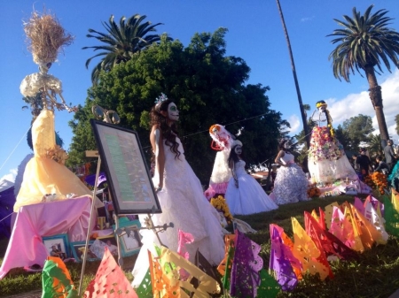 [url=https://twitter.com/Stana_Katic/status/529077610530107392]@Stana_Katic[/url]: Altar do Dia de los muertos no Cemitério de Hollywood.
