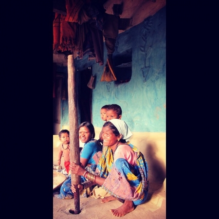 [url=http://instagram.com/p/xMwmtOx4Uz]@drstanakatic[/url]: Passei um tempo com o povo Baiga. Essa mulher estava me ensinando como eles trituram grãos.

#Índia
#Viagem
