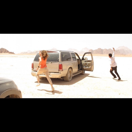 [url=https://instagram.com/p/5aJRbmx4fG/]@drstanakatic[/url]: Filmando no deserto para "The Rendezvous" com meu parceiro criativo @razajaffrey.
