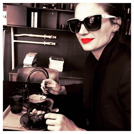 [url=https://instagram.com/p/8YvvCtR4dk/]@drstanakatic[/url]: Lábios vermelhos, óculos & um espresso duplo significam que ontem à noite foi incrível. 💋+😎+☕️=💃🏻🎉 #PagandoPorIssoAgora

#ParisDoMeuJeito
