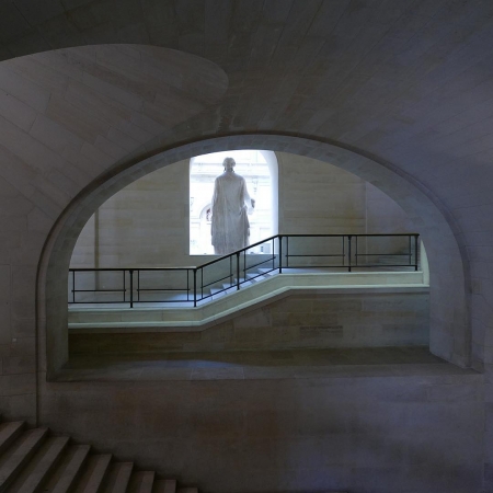 [url=https://instagram.com/p/8d2fhOx4Xh/]@drstanakatic[/url]: O Louvre.

À vezes, eu gosto de me perder em museus. Coloquei meus fones de ouvido & e ouvi uma playlist enquanto andava pelos velhos corredores. Mágico.

#ParisDoMeuJeito
