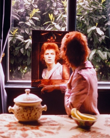 [url=https://instagram.com/p/9c6H6Dx4bs/]@drstanakatic[/url]: Retronauta: de Ziggy Stardust a China Doll.
Obrigada @lizbeth4beauty (💫 Uma vez uma garota do glamrock, sempre uma garota do glamrock ✨) pelo tour dos bastidores da exibição de David Bowie esta noite na Taschen.
Fotografado por Mick Rock. "Eu não sei para onde irei daqui em diante, mas prometo que não será chato." -Bowie
