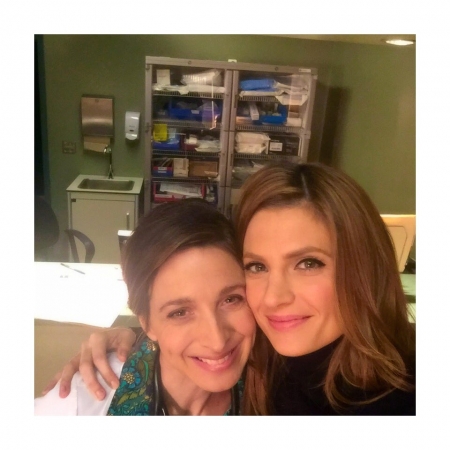 [url=https://twitter.com/Stana_Katic/status/709763777130934272]@Stana_Katic[/url]: Temos convidados especiais maravilhosos em #Castle. Alguém reconhece essa moça? #MarinHinkle arrasa!!!
