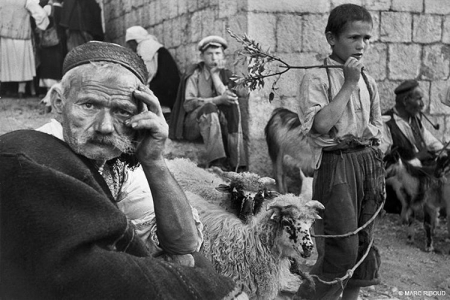 [url=http://instagram.com/p/BSvk8YigDFo]@drstanakatic[/url]: Marc Riboud, fotógrafo, viajou pelo vilarejo da minha família em 1951: "Tirar fotos é saborear a vida intensamente, a cada centésimo de segundo." #Inspiração #Dalmácia
