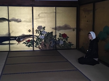 [url=http://instagram.com/p/BWCIWGOBonV]@drstanakatic[/url]: Perspectiva: Às vezes, a questão é onde você senta.
Nas minhas viagens ao #Japão, visitei um renomado monastério budista. O monge nos encorajava a sentar no chão para ver artes centenárias, para que apreciássemos a arte da perspectiva de uma cultura centrada no chão. A mudança de perspectiva foi um despertar. Paisagens pintadas se tornaram 3D e vibravam em comunhão com a paisagem natural do lado de fora. Gostaria de poder compartilhar o que vi com todos vocês. Amor & respeito, Stana
