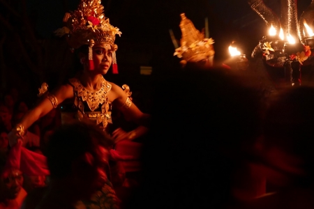 [url=https://instagram.com/p/BZ9cOSmBrqs]@drstanakatic[/url]: #Indonésia, obrigada por me permitir testemunhar sua beleza.
📸 #Kecak - a história contada aqui é um fragmento do um épico Hindu #Ramayana.
#IndonésiaDoMeuJeito #FotoDaStana
