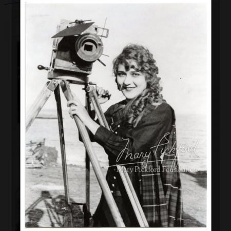 [url=http://instagram.com/p/BeW-99VBmNR]@drstanakatic[/url]: #QuedinhaDeQuarta: Mary Pickford, que, em 1919, formou a produtora cinematográfica #UnitedArtists com Charlie Chaplin, Douglas Fairbanks & DW Griffith. "Ela supervisionava todos os aspectos da criação de seus filmes, desde a escalação do elenco e equipe à supervisão do roteiro, filmagens, edição até o lançamento final e divulgação de cada projetp." -- Fundação Mary Pickford

#AManaNãoEstavaDeBrincadeira. 📽🎞

