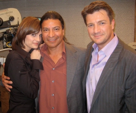 [url=https://www.facebook.com/photo.php?pid=3673476&id=79578216452&fbid=361366471452]Gil Birmingham[/url]: Stana Katic, Gil Birmingham, Nathan Fillion no set de "Castle". O episódio vai ao ar em 29 de março de 2010.
Palavras chave: Gil Birmingham;Nathan Fillion;Castle;bastidores;bts;Wrapped Up In Death;2ª temporada;Facebook;2010