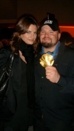 [url=https://www.facebook.com/photo.php?fbid=127165627317148]Steven Holcomb[/url]: Stana Katic (Kate Beckett na série "Castle") na festa do Xbox 360 Project Natal. Ela é bem gata na série, mas é maravilhosa em pessoa.
Palavras chave: Facebook;2010