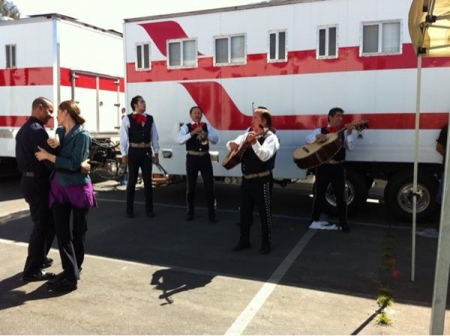 [url=https://twitter.com/MetaV/status/63016606313365505]@MetaV[/url] Feliz aniversário, Stana. Tivemos uma divertida banda de mariachi tocando no almoço.
Palavras chave: Twitter;2011