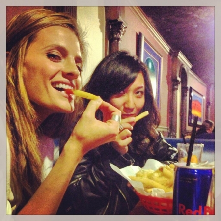 [URL=https://twitter.com/prgirl31/status/310659427323768832]@prgirl31[/URL] Foto preferida da noite: @Stana_Katic & @monixdecastro curtindo fritas com alho e Red Bull. (foto por  @gciaccio) 
Palavras chave: MONICA DE CASTRO;TWITTER;2013