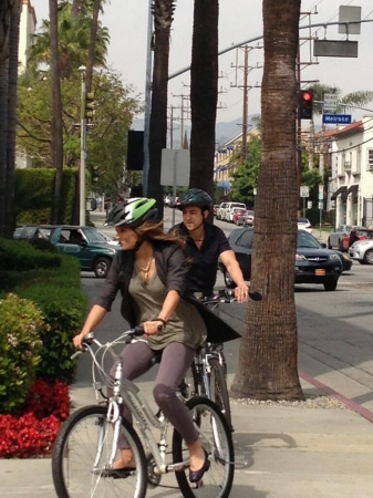 [URL=https://twitter.com/TONYonTV/status/316305051222155265]@TONYonTV[/URL] @Stana_Katic e eu andando de bicicleta até o trabalho! @OnTheRedCarpet #Castle 
Palavras chave: TWITTER;2013;ON THE RED CARPET;ENTREVISTA;TONY CABRERA