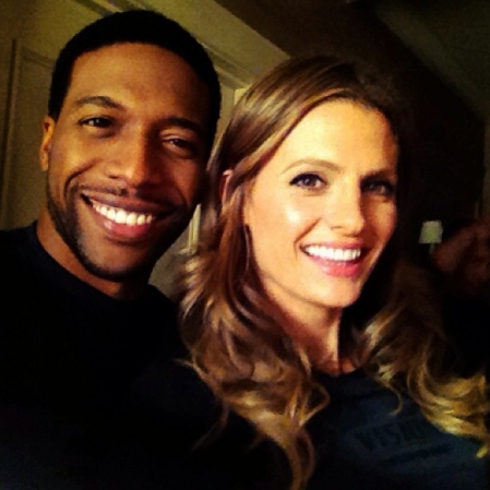 [url=http://instagram.com/p/d5NiPtydDv/]@jockosims[/url]: Aqui está algo para saciar vocês, fanáticos por #Castle, pelas próximas semanas até a premiere. Eu e @Stana_Katic no set!
Palavras chave: Tamala Jones;Twitter;2013;Castle;bastidores;Valkyrie;6ª temporada;season 6