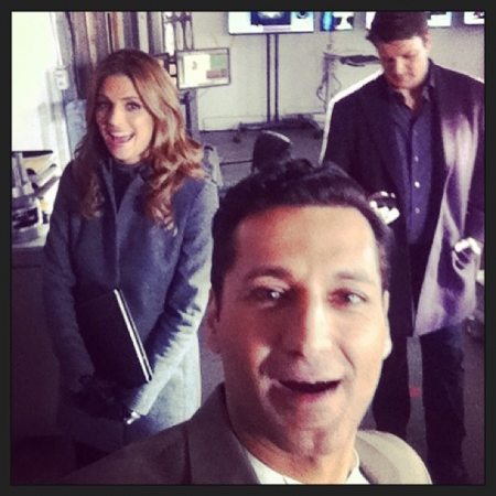 [url=https://twitter.com/Casanvar/status/421712931425103872]@Casanvar[/url]: Minha foto no set de @Castle_ABC foi invadida pelas estrelas @NathanFillion & @Stana_Katic. Acho que quando se é tão bonito assim, ninguém se importa. #Firefly #MalcolmReynolds #MaiorDiversãoDeTodas #SorrisoBobo
Palavras chave: Cas Anvar;Castle;6ª temporada;Twitter;2014;bastidores;bts;6x15;6.15;s06e15