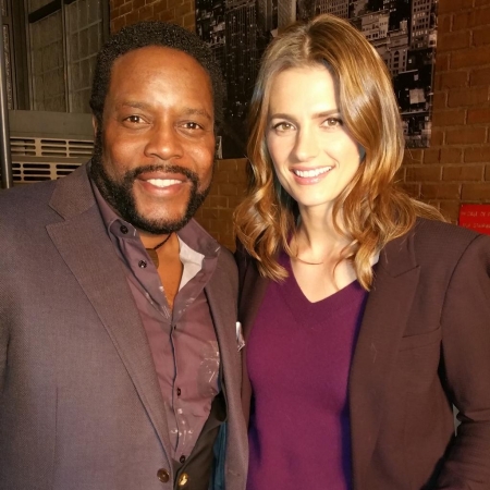 [url=https://twitter.com/ChadLColeman/status/565304901925105664/]@ChadLColeman[/url]: Com a incrível @Stana_Katic no set de #Castle.
