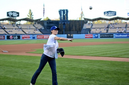 [url=https://twitter.com/Dodgers/status/645045167389470720]@Dodgers[/url]: .@Stana_Katic se aquece para o primeiro lançamento.
