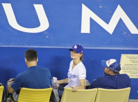 [url=https://twitter.com/SuperPRGuy/status/645307799262490624]@SuperPRGuy[/url]: Ironia: quando a maioria dos homens conhece @Stana_Katic, as primeira palavra embasbacada que eles conseguem dizer é "Um..." @Dodgers #Dodgers #Castle 
