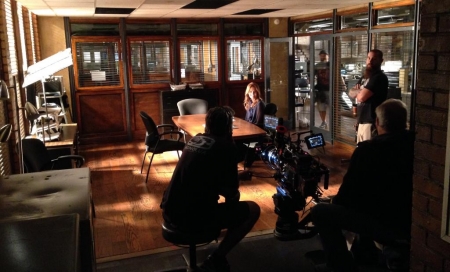 [url=https://twitter.com/AndrewBikichky/status/656525005858082817]@AndrewBikichky[/url]: Gravando no set da sala de conferências da delegacia, com uma parede removida. Ep805 #Castle 
