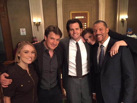 [url=https://twitter.com/KrisPolaha/status/662120260699492352]@KrisPolaha[/url]: Bem sorridente no set de #Castle com @ClareGrant @NathanFillion @Stana_Katic e Christopher B. Duncan
