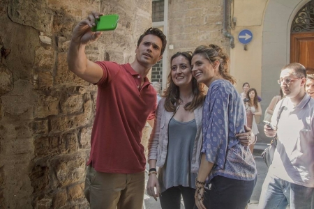 [url=http://instagram.com/p/BPAXsH5A5JB]@lostinflorencemovie[/url]: Brett Dalton (@imbrettdalton) e Stana Katic (@drstanakatic) tiram uma selfie com uma fã num intervalo... Nos cinemas e sob demanda em 17 de janeiro!
#LostInFlorence #LostInFlorenceMovie #StanaKatic #BrettDalton #AlessandraMastronardi #MarcoBonini #AlessandroPreziosi #EmilyAtack #Firenze #Florence #filme #CalcioStorico #Itália
