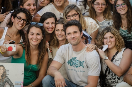 [url=https://www.facebook.com/LostInFlorenceMovie/posts/1379895915365334]Lost in Florence[/url]: Domingo, como já estabelecemos, é um dia divertido. Então aqui está uma foto de Brett Dalton e Stana Katic posando com um grupo de fãs, após as gravações um dia.
