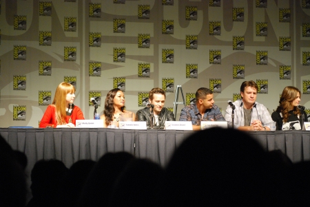 © [url=http://www.flickr.com/photos/genevieve719]Genevieve[/url]
Palavras chave: ComicCon;Comic Con;painel;SDCC;Nathan Fillion;Jon Huertas;Seamus Dever;Tamala Jones;Molly Quinn;Andrew Marlowe;Laurie Zaks