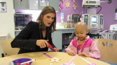 Palavras chave: cap;screencap;screen cap;2013;CHLA;visita;Children&#039;s Hospital Los Angeles;Children&#039;s Hospital LA;Stana Katic of ABC&#039;s Castle Blows Bubbles with Little Girl at Children&#039;s Hospital Los Angeles