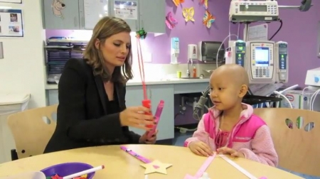 Palavras chave: cap;screencap;screen cap;2013;CHLA;visita;Children&#039;s Hospital Los Angeles;Children&#039;s Hospital LA;Stana Katic of ABC&#039;s Castle Blows Bubbles with Little Girl at Children&#039;s Hospital Los Angeles