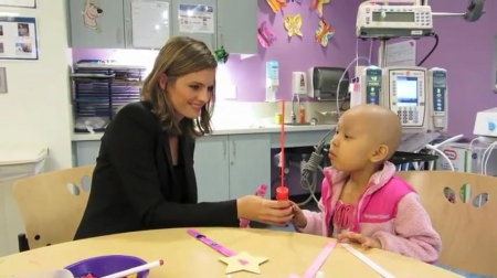 Palavras chave: cap;screencap;screen cap;2013;CHLA;visita;Children&#039;s Hospital Los Angeles;Children&#039;s Hospital LA;Stana Katic of ABC&#039;s Castle Blows Bubbles with Little Girl at Children&#039;s Hospital Los Angeles