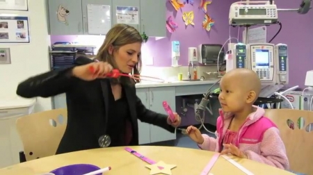 Palavras chave: cap;screencap;screen cap;2013;CHLA;visita;Children&#039;s Hospital Los Angeles;Children&#039;s Hospital LA;Stana Katic of ABC&#039;s Castle Blows Bubbles with Little Girl at Children&#039;s Hospital Los Angeles