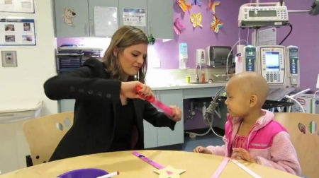 Palavras chave: cap;screencap;screen cap;2013;CHLA;visita;Children&#039;s Hospital Los Angeles;Children&#039;s Hospital LA;Stana Katic of ABC&#039;s Castle Blows Bubbles with Little Girl at Children&#039;s Hospital Los Angeles