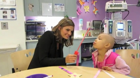 Palavras chave: cap;screencap;screen cap;2013;CHLA;visita;Children&#039;s Hospital Los Angeles;Children&#039;s Hospital LA;Stana Katic of ABC&#039;s Castle Blows Bubbles with Little Girl at Children&#039;s Hospital Los Angeles