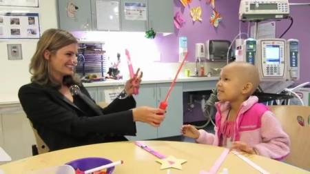 Palavras chave: cap;screencap;screen cap;2013;CHLA;visita;Children&#039;s Hospital Los Angeles;Children&#039;s Hospital LA;Stana Katic of ABC&#039;s Castle Blows Bubbles with Little Girl at Children&#039;s Hospital Los Angeles