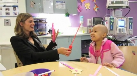 Palavras chave: cap;screencap;screen cap;2013;CHLA;visita;Children&#039;s Hospital Los Angeles;Children&#039;s Hospital LA;Stana Katic of ABC&#039;s Castle Blows Bubbles with Little Girl at Children&#039;s Hospital Los Angeles