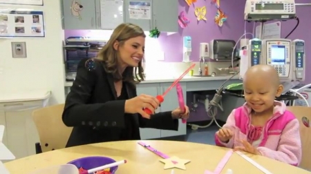 Palavras chave: cap;screencap;screen cap;2013;CHLA;visita;Children&#039;s Hospital Los Angeles;Children&#039;s Hospital LA;Stana Katic of ABC&#039;s Castle Blows Bubbles with Little Girl at Children&#039;s Hospital Los Angeles