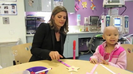 Palavras chave: cap;screencap;screen cap;2013;CHLA;visita;Children&#039;s Hospital Los Angeles;Children&#039;s Hospital LA;Stana Katic of ABC&#039;s Castle Blows Bubbles with Little Girl at Children&#039;s Hospital Los Angeles