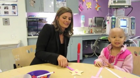 Palavras chave: cap;screencap;screen cap;2013;CHLA;visita;Children&#039;s Hospital Los Angeles;Children&#039;s Hospital LA;Stana Katic of ABC&#039;s Castle Blows Bubbles with Little Girl at Children&#039;s Hospital Los Angeles