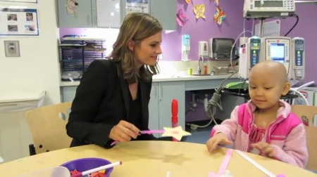 Palavras chave: cap;screencap;screen cap;2013;CHLA;visita;Children&#039;s Hospital Los Angeles;Children&#039;s Hospital LA;Stana Katic of ABC&#039;s Castle Blows Bubbles with Little Girl at Children&#039;s Hospital Los Angeles