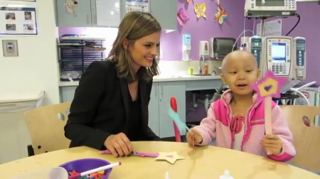 Palavras chave: cap;screencap;screen cap;2013;CHLA;visita;Children&#039;s Hospital Los Angeles;Children&#039;s Hospital LA;Stana Katic of ABC&#039;s Castle Blows Bubbles with Little Girl at Children&#039;s Hospital Los Angeles