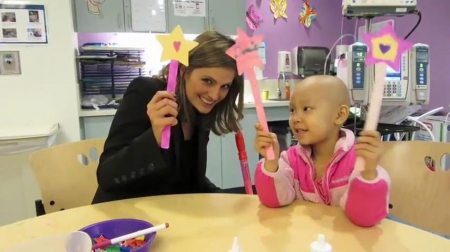 Palavras chave: cap;screencap;screen cap;2013;CHLA;visita;Children&#039;s Hospital Los Angeles;Children&#039;s Hospital LA;Stana Katic of ABC&#039;s Castle Blows Bubbles with Little Girl at Children&#039;s Hospital Los Angeles