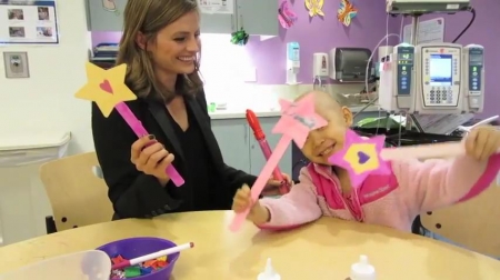 Palavras chave: cap;screencap;screen cap;2013;CHLA;visita;Children&#039;s Hospital Los Angeles;Children&#039;s Hospital LA;Stana Katic of ABC&#039;s Castle Blows Bubbles with Little Girl at Children&#039;s Hospital Los Angeles