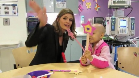 Palavras chave: cap;screencap;screen cap;2013;CHLA;visita;Children&#039;s Hospital Los Angeles;Children&#039;s Hospital LA;Stana Katic of ABC&#039;s Castle Blows Bubbles with Little Girl at Children&#039;s Hospital Los Angeles